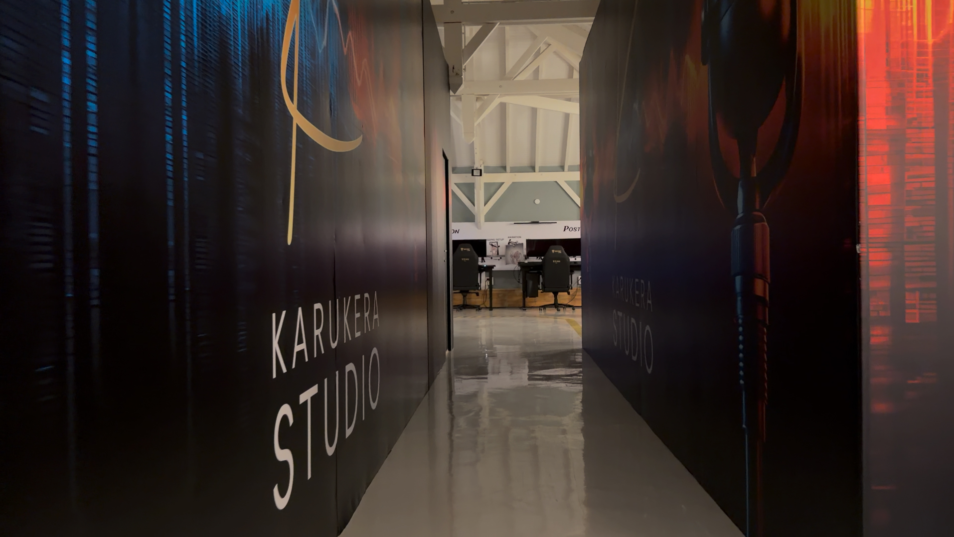 Couloir d'entrée Karukera Studio — identité visuelle et signalétique
