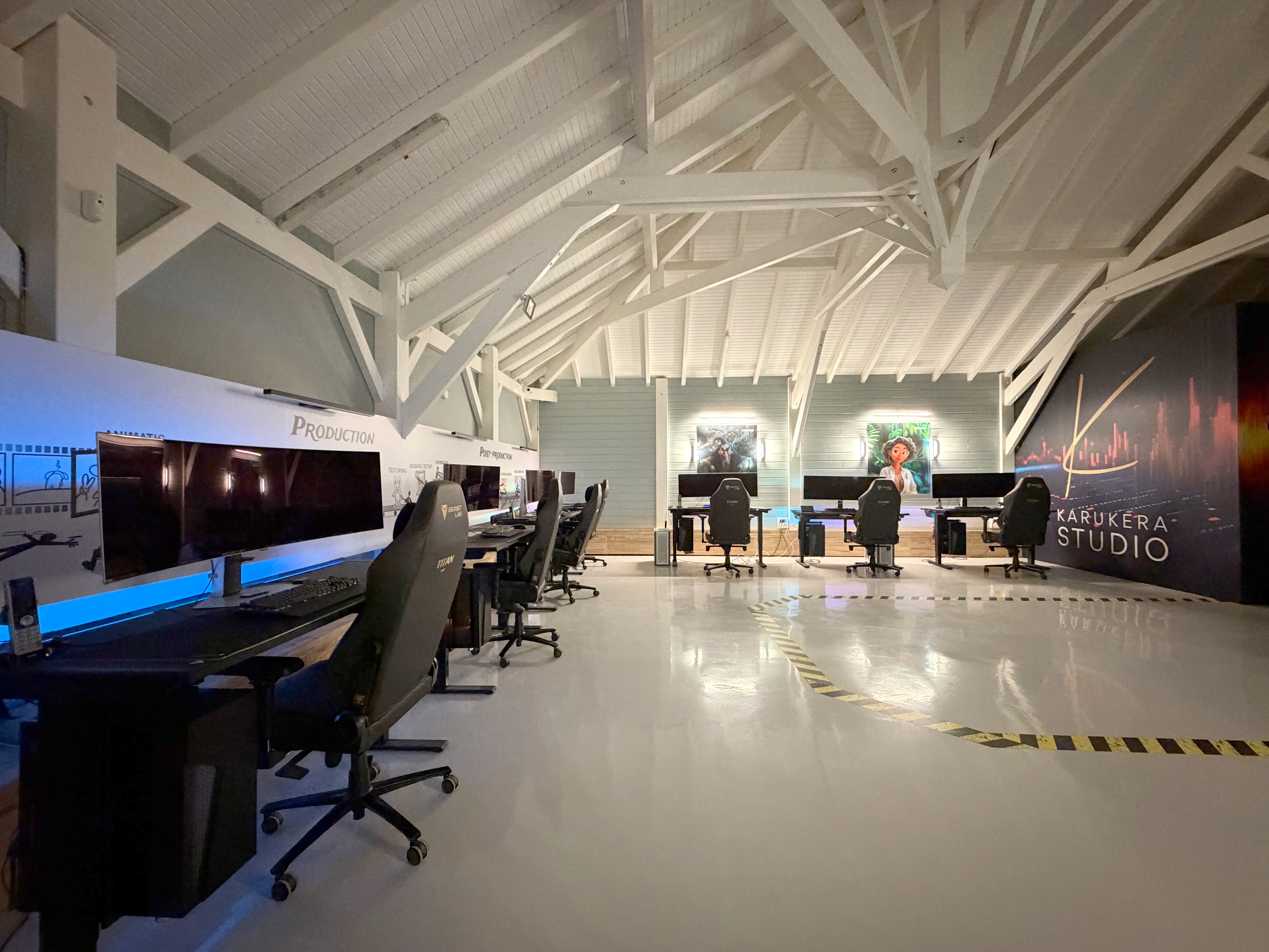 Plateau Karukera Studio — salle Production / Post-production avec stations 3D
