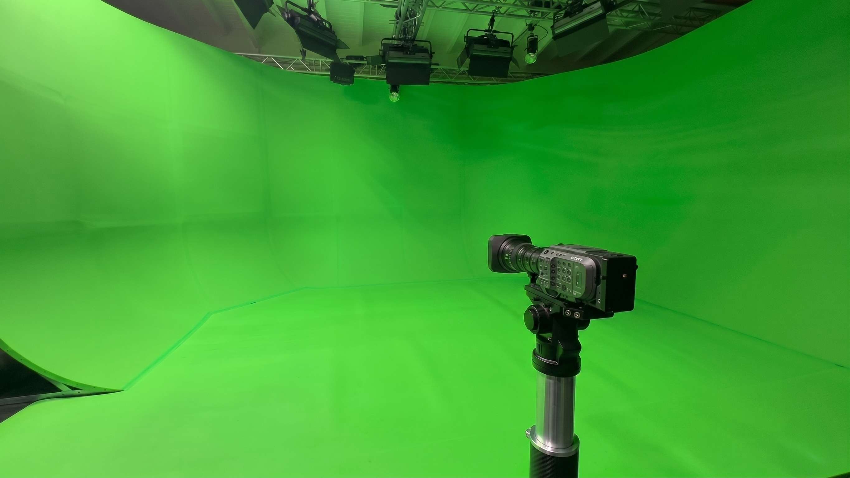 Plateau fonds vert 44 m² Karukera Studio Guadeloupe — caméra Sony et lumière contrôlée